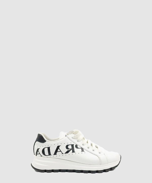 로고 펀칭 스니커즈 1E597M