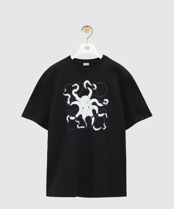 코튼 소재의 여유로운 핏 티셔츠